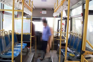 Thanh niên ngổ ngáo gây sự trên xe buýt và cái kết đắng lòng