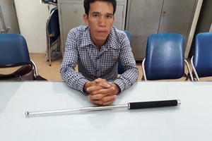 Nam thanh niên mang côn ba khúc để... phòng thân