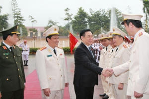 Chủ tịch Quốc hội Vương Đình Huệ thăm và chúc Tết Công an tỉnh Nghệ An