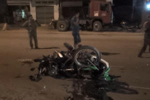 Bình Dương: Chạy ngược chiều bị xe máy tông nguy kịch Bình Dương: Chạy ngược chiều bị xe máy tông nguy kịch