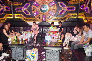 Quản lý quán karaoke chốt cửa, ngăn cản Công an để khách và nhân viên tháo chạy