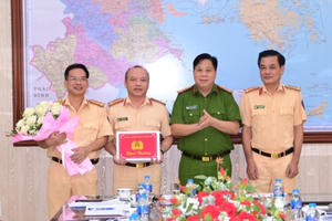 Công an Hải Phòng khen thưởng Đội CSGT số 1 về thành tích phát hiện, bắt giữ đối tượng tàng trữ ma túy