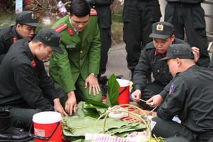 Cùng xem các chiến sĩ cảnh sát cơ động PK20 trổ tài gói bánh chưng