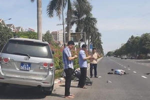 Xe biển xanh va chạm với xe máy, 1 người phụ nữ nhập viện