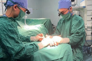 Xuyên đêm nối cánh tay đứt lìa cho thanh niên 18 tuổi