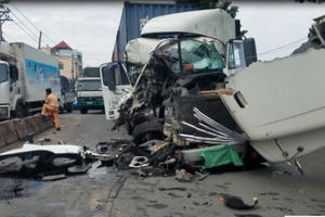 Sau tiếng nổ vang trời, đầu xe thành đống sắt vụn