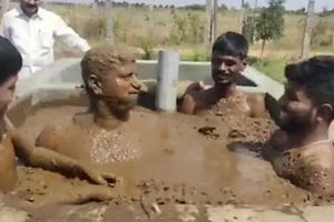 [Clip]: Nhiều người dân Ấn Độ tắm phân bò vì nghĩ có thể kháng được Covid-19