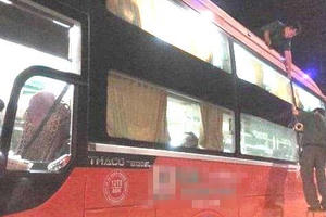 Đồng Nai: Bị ném đá, nhiều xe khách giường nằm phải tấp vào lề