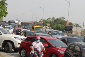 Hình ảnh cửa ngõ TP Vinh ùn tắc nghiêm trọng trong ngày đầu dừng thực hiện Chỉ thị 16