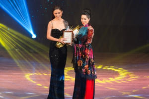 Á hậu Mâu Thủy giành giải thưởng "Women of the Year"