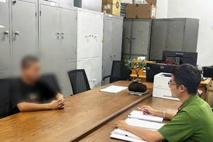 Công an Hà Nội thông tin vụ nhóm đối tượng đổ chất thải trái phép xuống sông Tô Lịch Công an Hà Nội thông tin vụ nhóm đối tượng đổ chất thải trái phép xuống sông Tô Lịch