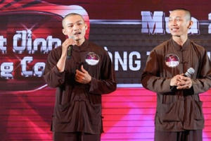 Khoác áo tu để làm… chuyện đời Khoác áo tu để làm… chuyện đời