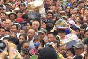 Dòng người nô nức đổ về đất Tổ dâng hương