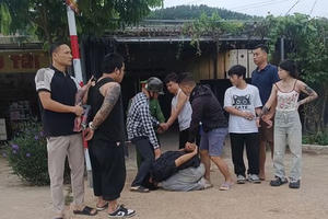 Dùng bình xịt hơi cay tấn công tài xế, cướp ô tô rồi tẩu thoát