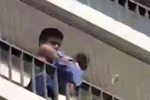 Kịp thời cứu bé trai có ý định tự tử trên tầng cao chung cư Sky Center