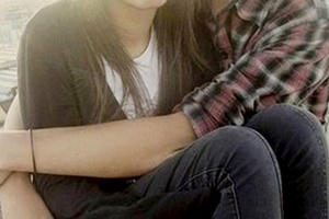 Thiếu nữ trao thân cho 2 chàng trai sau tiệc rượu