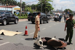 Hai người bị ô tô cán thương vong ở dốc cầu Bình Triệu Hai người bị ô tô cán thương vong ở dốc cầu Bình Triệu