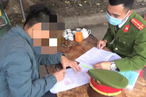 5 người bị xử phạt 10 triệu đồng vì không đeo khẩu trang tại chợ hoa xuân