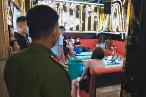 Quản lý quán karaoke điều tiếp viên phục vụ "thượng đế" tới bến