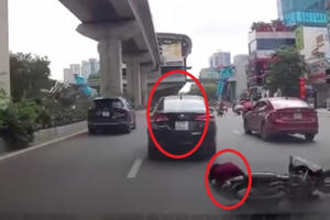 Clip ghi lại cảnh xế hộp vượt ẩu khiến người phụ nữ ngã xấp mặt xuống đường rồi bỏ chạy