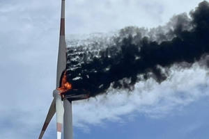 Tua-bin điện gió bốc cháy dữ dội ở Bình Thuận