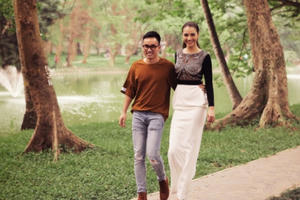 Con gái cổ vũ Hồng Quế làm vedette cho NTK Hà Duy Con gái cổ vũ Hồng Quế làm vedette cho NTK Hà Duy