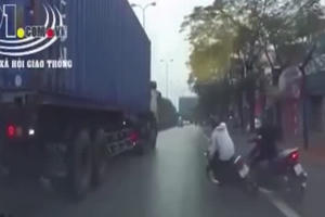 Video: Kinh hoàng cảnh hai thanh niên thoát chết thần kỳ dười gầm container đang chạy