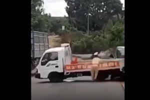 Clip cán bộ CSGT bị xe chở gỗ lậu tông văng hàng chục mét khiến nhiều người rùng mình