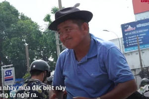 Video: Điệu nhảy "quái dị" của người đàn ông bán bánh mưu sinh trên vỉa hè