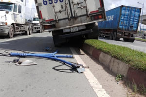 Xe tải trôi thụt lùi giữa dốc, các phương tiện nháo nhào né tránh