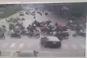 Video cận cảnh "xe điên" đâm trực diện hàng chục phương tiện trên đường phố Hà Nội