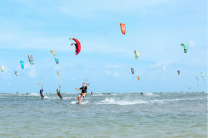 “Vũ điệu” lướt ván diều quốc tế thu hút du khách đến Ninh Thuận “Vũ điệu” lướt ván diều quốc tế thu hút du khách đến Ninh Thuận