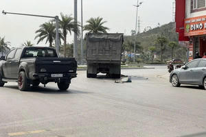 Va chạm với xe tải cùng chiều, người phụ nữ điều khiển xe máy tử vong