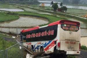 Thông tin mới nhất về vụ xe khách nổ lốp trên cao tốc Nội Bài - Lào Cai