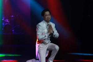 Ngọc Sơn khóc và thăng hoa níu chân khán giả Hà Nội đến 0h Ngọc Sơn khóc và thăng hoa níu chân khán giả Hà Nội đến 0h