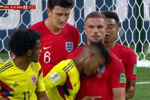 Húc đầu vào Henderson, cầu thủ Colombia xứng đáng bị thẻ đỏ?