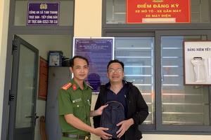 Bình Thuận: Công an trao trả tài sản cho du khách sau 2 giờ thất lạc