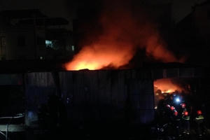 Hà Nội: Cháy dữ dội ở kho đồ bảo hộ lao động trên phố Minh Khai