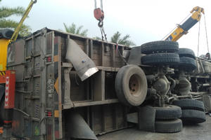 Hà Nội: Xe tải nổ lốp, hàng tấn gỗ đổ ra đường Võ Nguyên Giáp