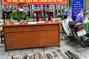 Hà Nội: Thu hồi nhiều súng tự chế và dao kiếm