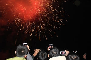 Người dân háo hức, vui mừng chụp cảnh bắn pháo hoa ở Lào Cai