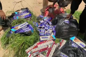 An Giang: Phát hiện bắt giữ 2.000 bao thuốc lá ngoại ngụy trang trong gánh cỏ