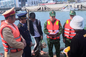 Quảng Ninh: Xử lý phương tiện đeo bám để bán hàng rong trên vịnh Hạ Long Quảng Ninh: Xử lý phương tiện đeo bám để bán hàng rong trên vịnh Hạ Long