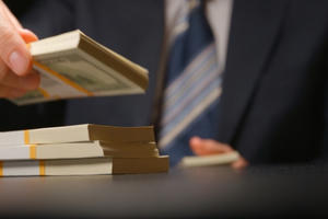 Thủ trưởng trượt ngã, cấp dưới cũng ‘vạ lây’ Thủ trưởng trượt ngã, cấp dưới cũng ‘vạ lây’