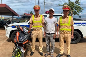 CSGT Công an huyện Ea H’Leo phát hiện đối tượng điều khiển xe mô tô khi trong cơ thể có chất ma túy