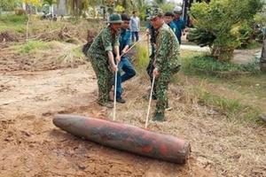 Đào đất xây nhà, người dân phát hiện quả bom nặng 250kg