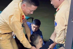 Cảnh sát đường thuỷ Hà Nội phối hợp nhân dân cứu sống nam thanh niên đuối nước trên sông Đuống