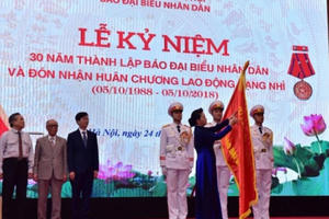 Báo Đại biểu Nhân dân đón nhận Huân chương Lao động hạng Nhì