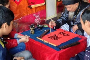 "Bà đồ" nữ sinh giật giải Hội chữ Xuân Bính Thân 2016