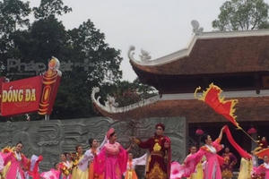 Hà Nội: Dòng người chen chân xem “vua Quang Trung đánh giặc”